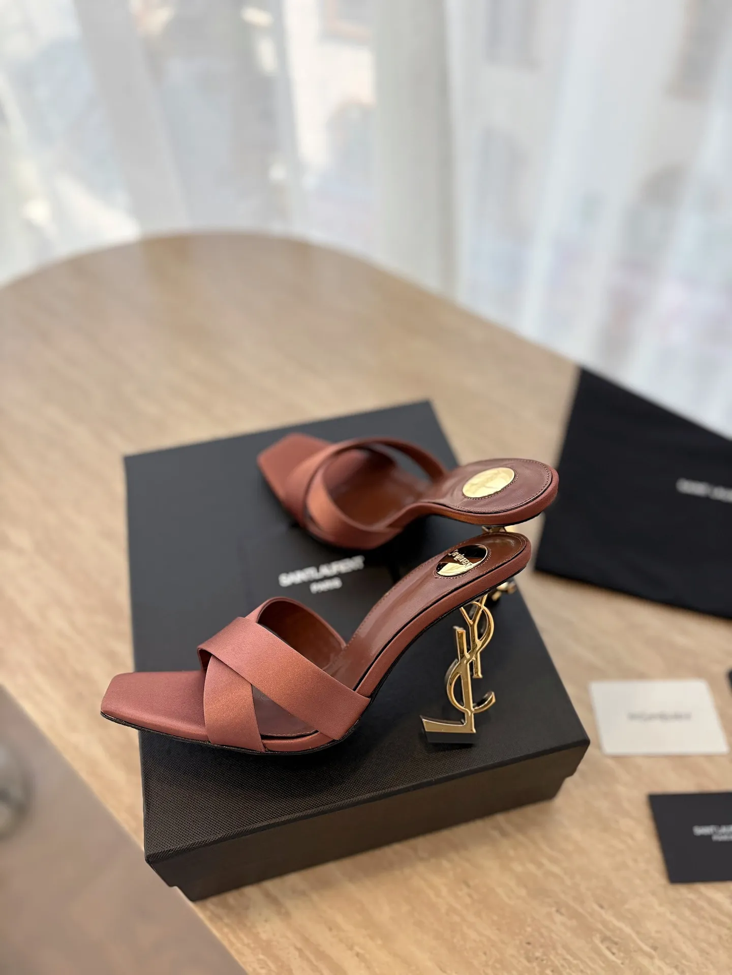👟👟Ex-factory price 560👟👟 "SAINT LAURENT*" Yves Saint Laurent 25ss/hot YSL high heels and slippers in summer New shoe type·Only YSL understands women's hearts best and does not accept refutation Super invincible feminine artifact, a must-have for women (✅Z products are customized from the whole body, perfect consistency) New last type. Compare the differences between pictures and goods on the market ✔Upper: Customized imported silk ✔Inner lining: imported sheepskin ✔Sole: imported genuine leather outsole ✔Heel height: 10.5cm ✔Number of yards: 35-39 (No refund for 40 pieces of custom-made stock) (Full package)
